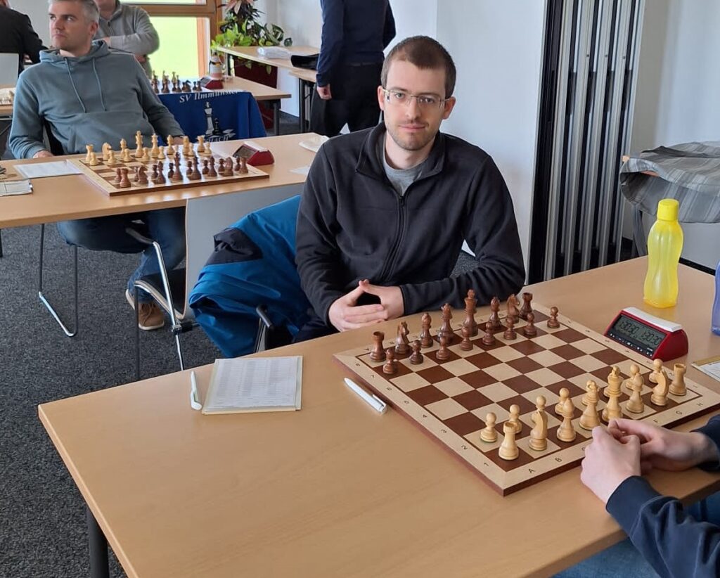 Erste gegen Gräfelfing 3-5, Zweite schlägt Neuburg 2 deutlich, Dritte 4-4 bei Freising 2